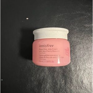 This is a dewy glow moisturizer with Niacinamide, and from the brand Innisfree.